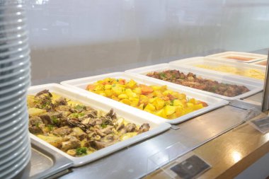 Açık büfede çeşitli yemekler servis ediliyor.