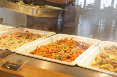 Açık büfede çeşitli yemekler servis ediliyor.