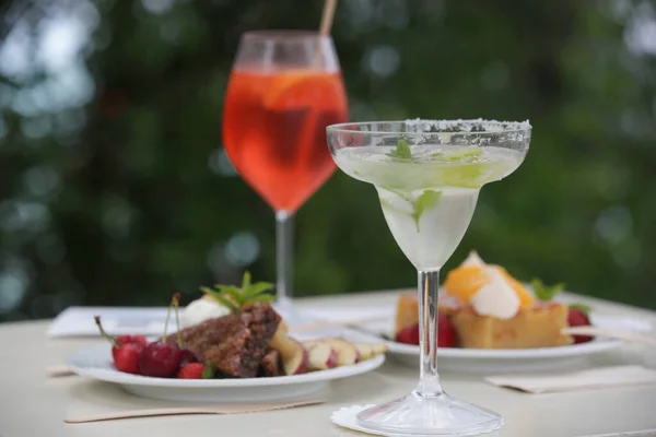 Cocktails Och Desserter Bordet Uteserveringen — Stockfoto