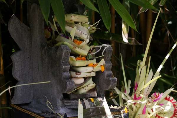 Canang Sari Geweven Bamboe Container Met Rijst Bloemen Wierook Snoep — Stockfoto