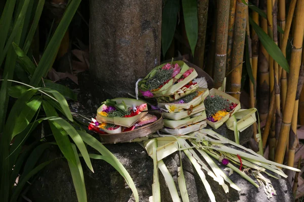 Canang Sari Tkané Bambusové Nádoby Rýží Květinami Kadidlem Sladkostmi Ovocem — Stock fotografie