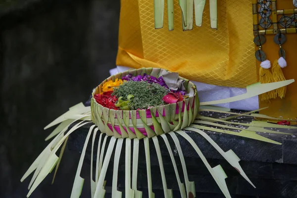 Canang Sari Récipient Bambou Tissé Avec Riz Fleurs Encens Bonbons — Photo