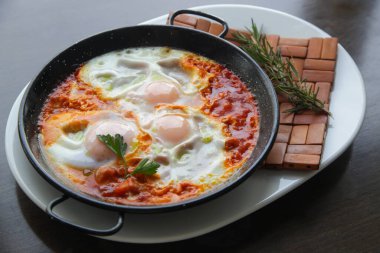 İtalyan Shakshuka - Domates soslu haşlanmış yumurta - sağlıklı bir tek tava yemek