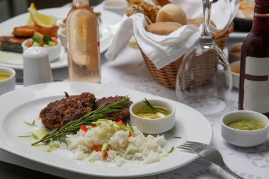 Restoran masasında çeşitli Akdeniz yemekleri ve şarapları servis ediliyor.