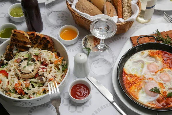 Verschiedene Mediterrane Gerichte Und Weine Auf Dem Restauranttisch — Stockfoto