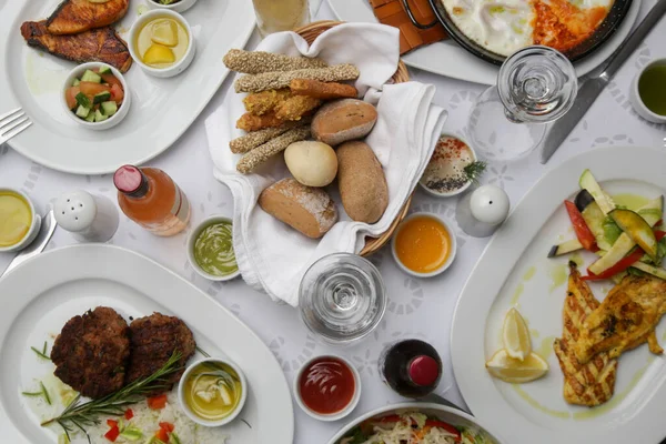 Διάφορα Μεσογειακά Πιάτα Και Κρασιά Που Σερβίρονται Στο Τραπέζι Του — Φωτογραφία Αρχείου