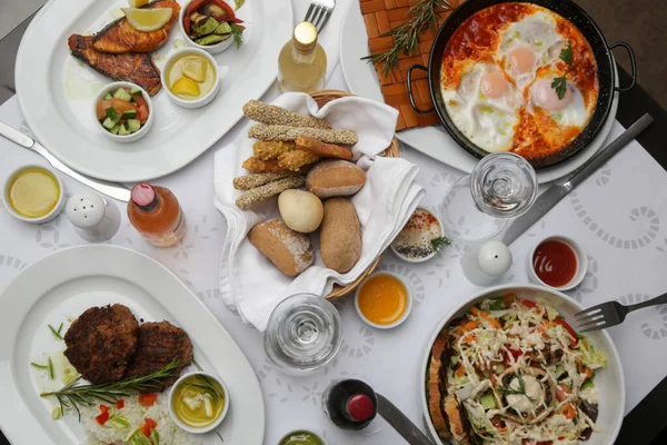 Столі Ресторану Подають Різні Середземноморські Страви Вина — стокове фото