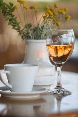 Kafedeki masada bir bardak Prosecco ve bir fincan kahve.