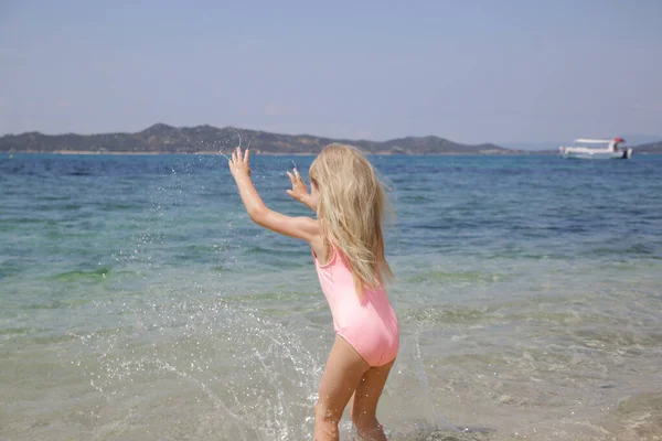 Menina Adorável Maiô Rosa Salpicando Água Praia Conceito Férias Verão — Fotografia de Stock