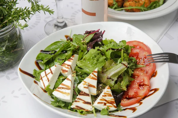 Traditioneller Griechischer Salat Auf Dem Teller Salat Feta Käse Und — Stockfoto