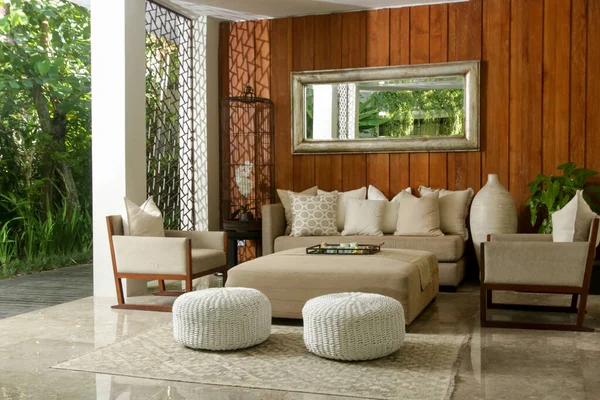 舒适柔软的沙发 在休息区有靠垫 有很好的放松氛围 舒适华丽舒适的休息区 — 图库照片