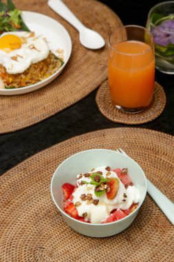 Restoran masasında çeşitli sağlıklı ve lezzetli yemekler servis ediliyor.