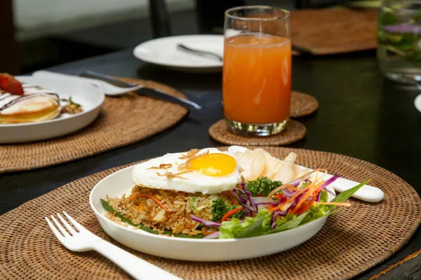 Смажене Яйце Подається Рисом Зеленим Салатом Сніданок Азіатському Стилі Кафе — стокове фото