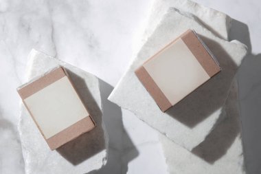 Sağlıklı cilt ve saçlar için doğal sabun. Geri dönüşümlü kağıt pakette. Etiketi boş. Kozmetik ürünlerin markalaşması ve reklamları.