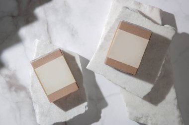 Sağlıklı cilt ve saçlar için doğal sabun. Geri dönüşümlü kağıt pakette. Etiketi boş. Kozmetik ürünlerin markalaşması ve reklamları.