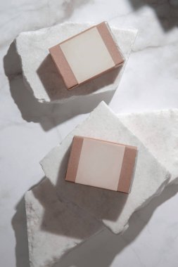 Sağlıklı cilt ve saçlar için doğal sabun. Geri dönüşümlü kağıt pakette. Etiketi boş. Kozmetik ürünlerin markalaşması ve reklamları.