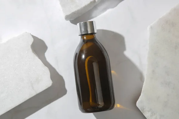 Brun Glas Kosmetiska Flaska Marmor Bakgrund — Stockfoto