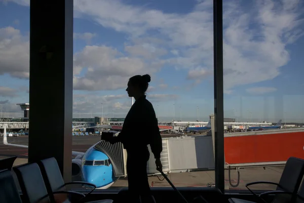 Silhueta Uma Passageira Feminina Com Bagagem Andando Terminal Aeroporto — Fotografia de Stock