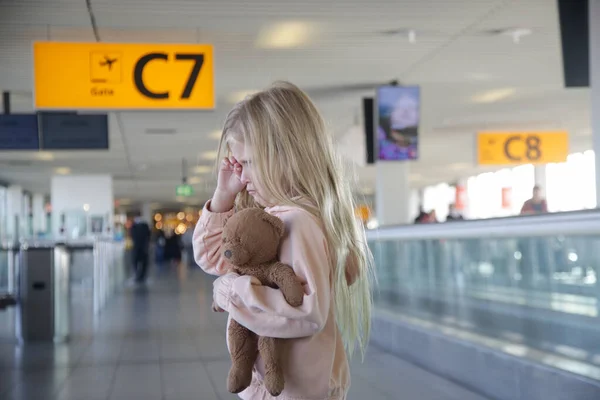 Uma Criança Perdida Aeroporto Não Encontra Pais Menina Perturbada Chorando — Fotografia de Stock