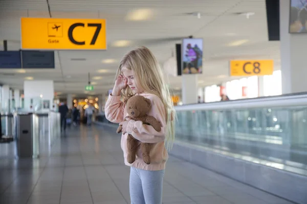 Una Niña Perdida Aeropuerto Puede Encontrar Sus Padres Niña Molesta —  Fotos de Stock