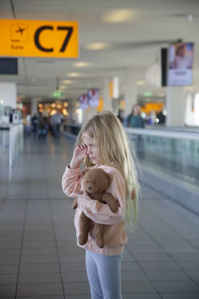 Enfant Perdu Aéroport Trouve Pas Ses Parents Petite Fille Énervée — Photo