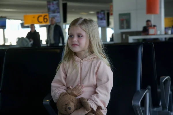 Ребенок Потерялся Аэропорту Найти Родителей Расстроенная Маленькая Девочка Плачет Потому — стоковое фото