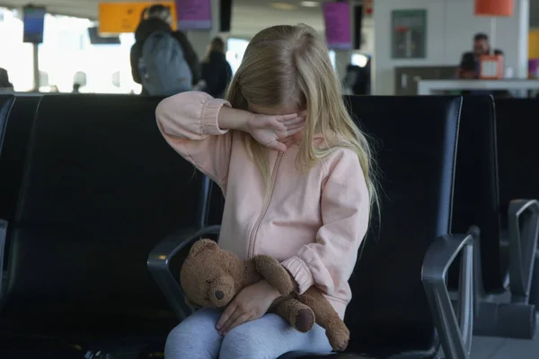 Ребенок Потерялся Аэропорту Найти Родителей Расстроенная Маленькая Девочка Плачет Потому — стоковое фото