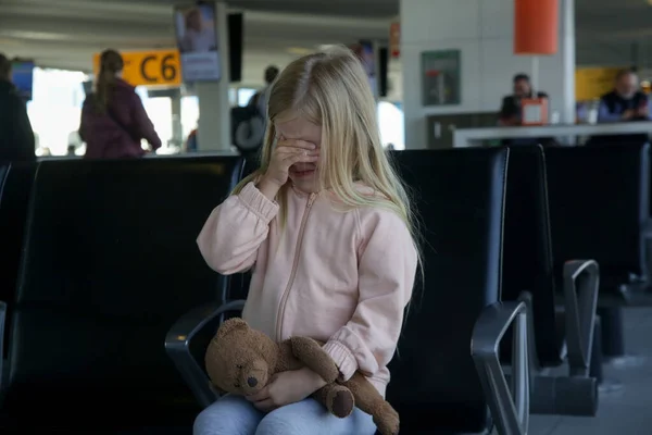 Uma Criança Perdida Aeroporto Não Encontra Pais Menina Perturbada Chorando — Fotografia de Stock