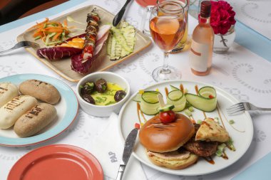 Restoranda çeşitli yemekler servis ediliyor.