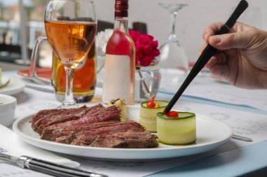 Restoran dekorasyon servisindeki şef, kapat. Şef servis için yemek hazırlıyor..