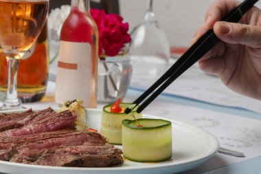 Restoran dekorasyon servisindeki şef, kapat. Şef servis için yemek hazırlıyor..