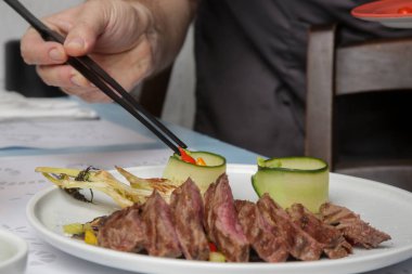 Restoran dekorasyon servisindeki şef, kapat. Şef servis için yemek hazırlıyor..