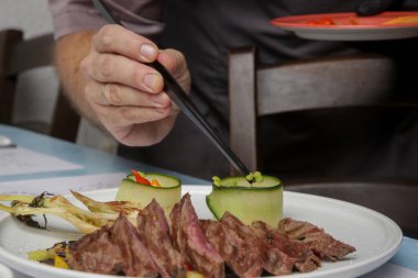 Restoran dekorasyon servisindeki şef, kapat. Şef servis için yemek hazırlıyor..