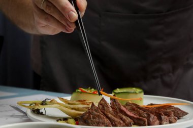 Restoran dekorasyon servisindeki şef, kapat. Şef servis için yemek hazırlıyor..