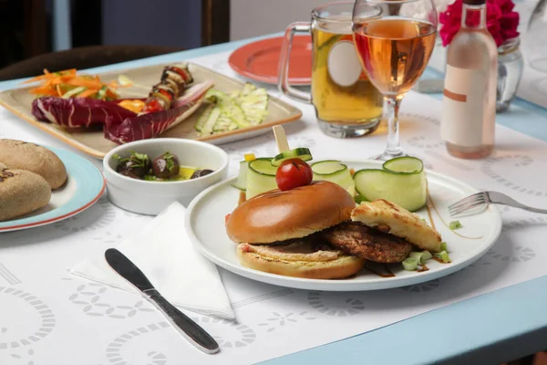 Restoranda çeşitli yemekler servis ediliyor.