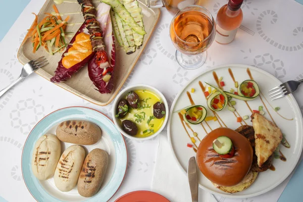 Restoranda çeşitli yemekler servis ediliyor.