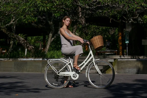 Retrato Mulher Turística Bicicleta Vintage Com Cesta Férias Tropicais Estilo — Fotografia de Stock