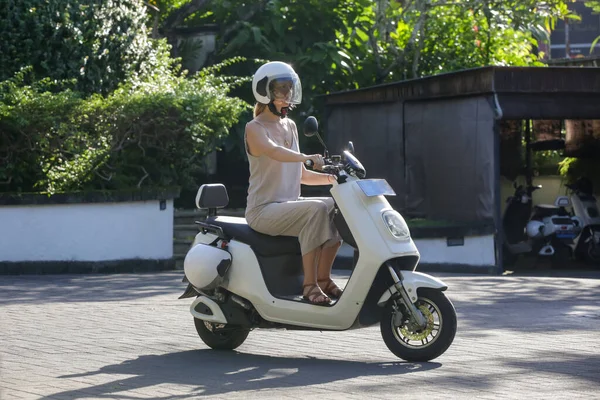 Mulher Turista Montando Uma Scooter Elétrica — Fotografia de Stock