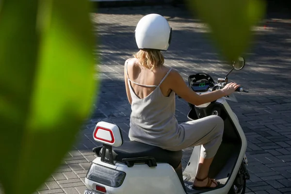Mulher Turista Montando Uma Scooter Elétrica — Fotografia de Stock