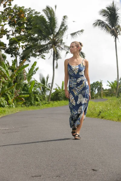 热带岛屿上走在大街上的时尚女游客 从老旧的小径上走出去的概念 — 图库照片
