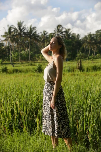 Портрет Молодой Женщины Рисовом Поле Тропическом Острове Естественный Солнечный Свет — стоковое фото