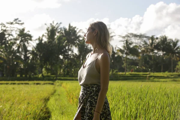 Venkovní Módní Portrét Mladé Ženy Rýžovém Poli Tropickém Ostrově Přirozené — Stock fotografie