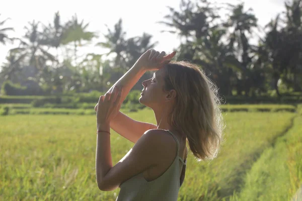 Venkovní Módní Portrét Mladé Ženy Rýžovém Poli Tropickém Ostrově Přirozené — Stock fotografie