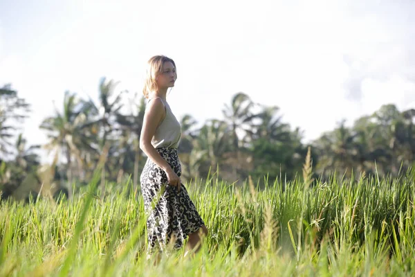 热带岛屿稻田里年轻女子的户外时尚肖像 自然阳光 与自然联系的概念 — 图库照片
