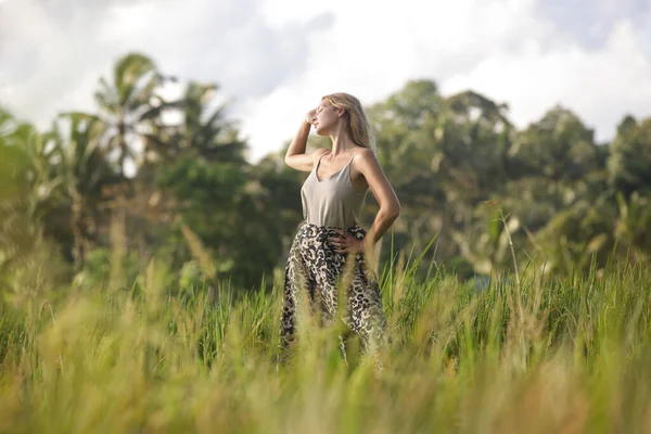 Outdoor Modeporträt Einer Jungen Frau Reisfeld Auf Der Tropischen Insel — Stockfoto