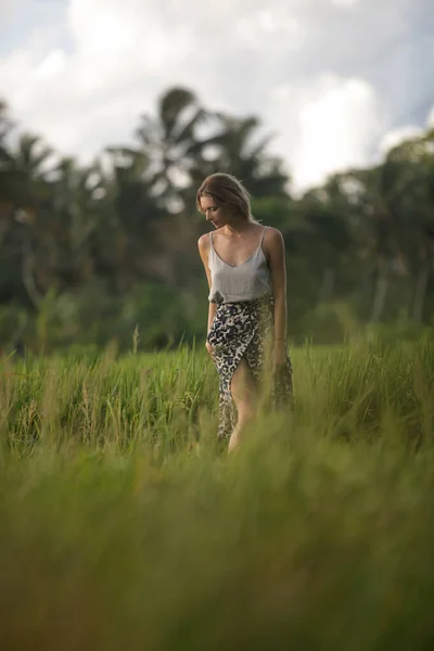 Outdoor Modeportret Van Jonge Vrouw Het Rijstveld Het Tropische Eiland — Stockfoto