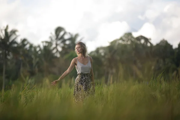 Szabadtéri Divat Portré Fiatal Rizs Területen Trópusi Szigeten Természetes Napfény — Stock Fotó