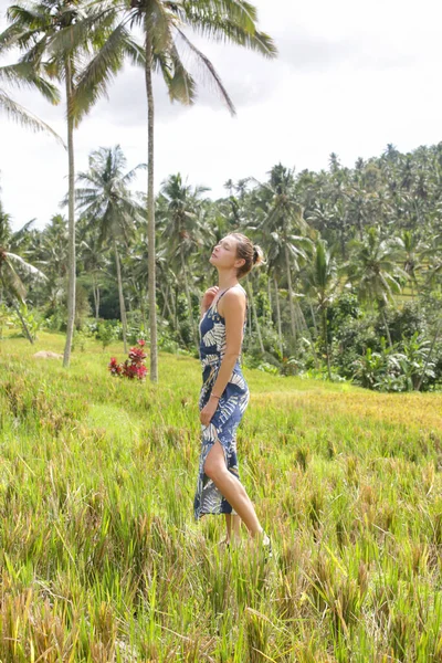户外时尚的年轻女子肖像画在热带岛屿的稻田里 有着美丽的椰子树 天然的阳光 与自然联系的概念 — 图库照片