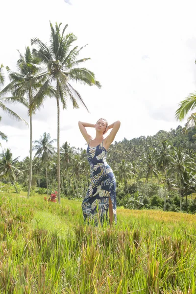 户外时尚的年轻女子肖像画在热带岛屿的稻田里 有着美丽的椰子树 天然的阳光 与自然联系的概念 — 图库照片