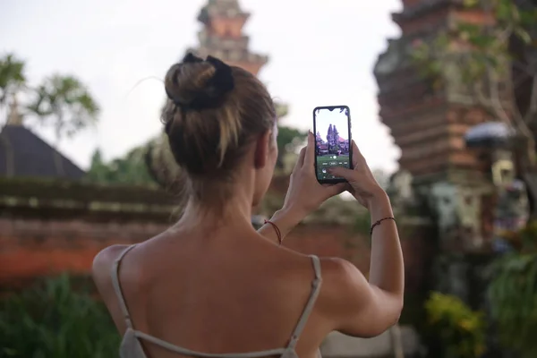 Turystka Robi Zdjęcie Balijskiej Świątyni Telefonem — Zdjęcie stockowe
